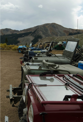 Illustration for article titled There's Nothing Cooler Than Flat-Fender Jeeps Offroading